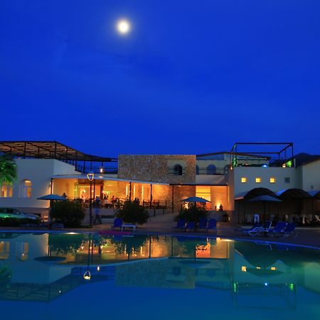 Almyros Beach Almiros Beach Bagian luar foto The resort at night