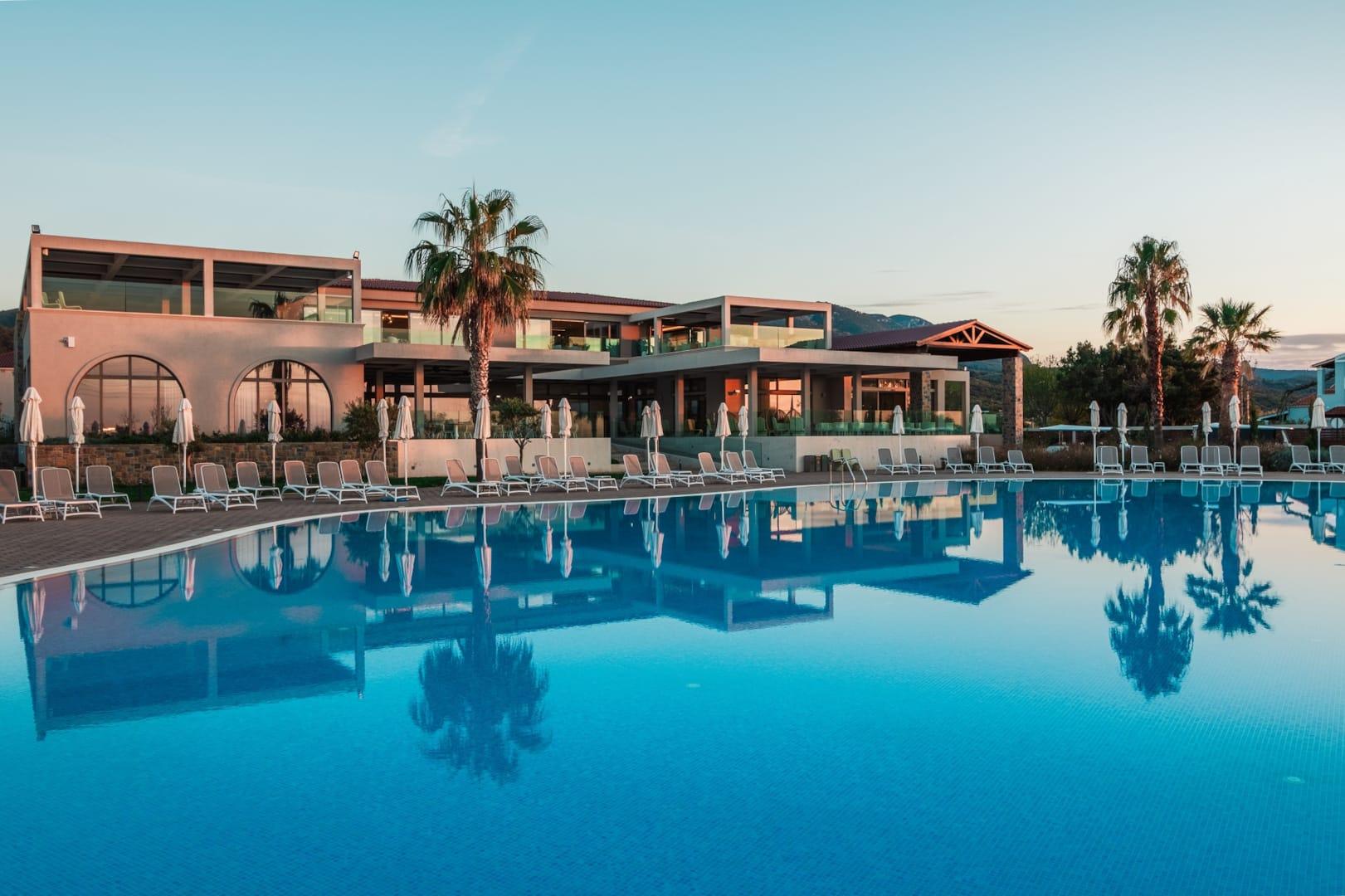 Almyros Beach Almiros Beach Bagian luar foto The resort at sunset