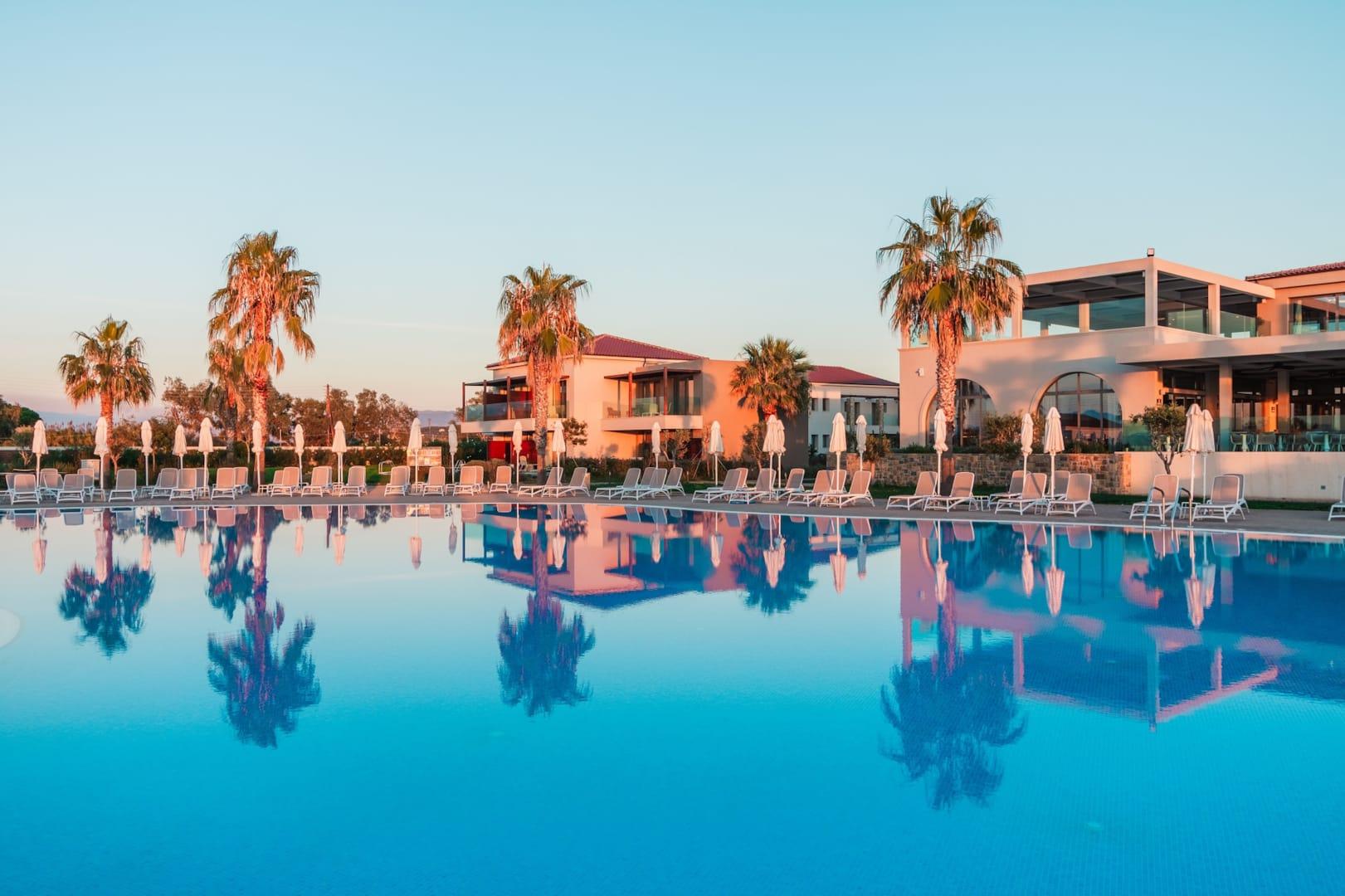 Almyros Beach Almiros Beach Bagian luar foto The resort at sunset