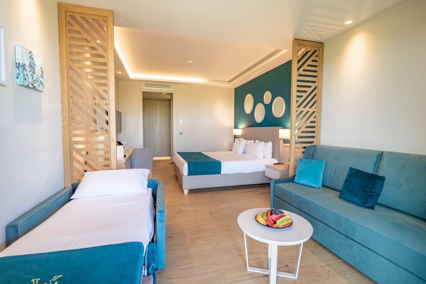 Almyros Beach Almiros Beach Bagian luar foto Family room
