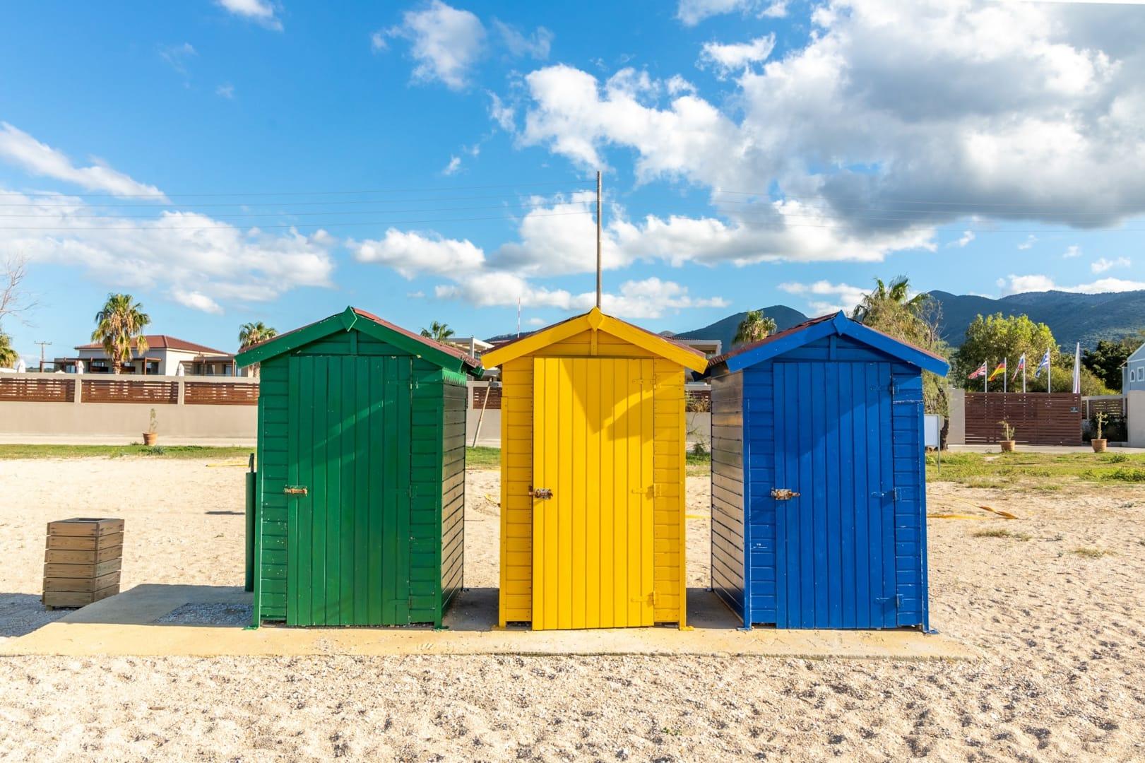 Almyros Beach Almiros Beach Bagian luar foto Beach huts in the resort