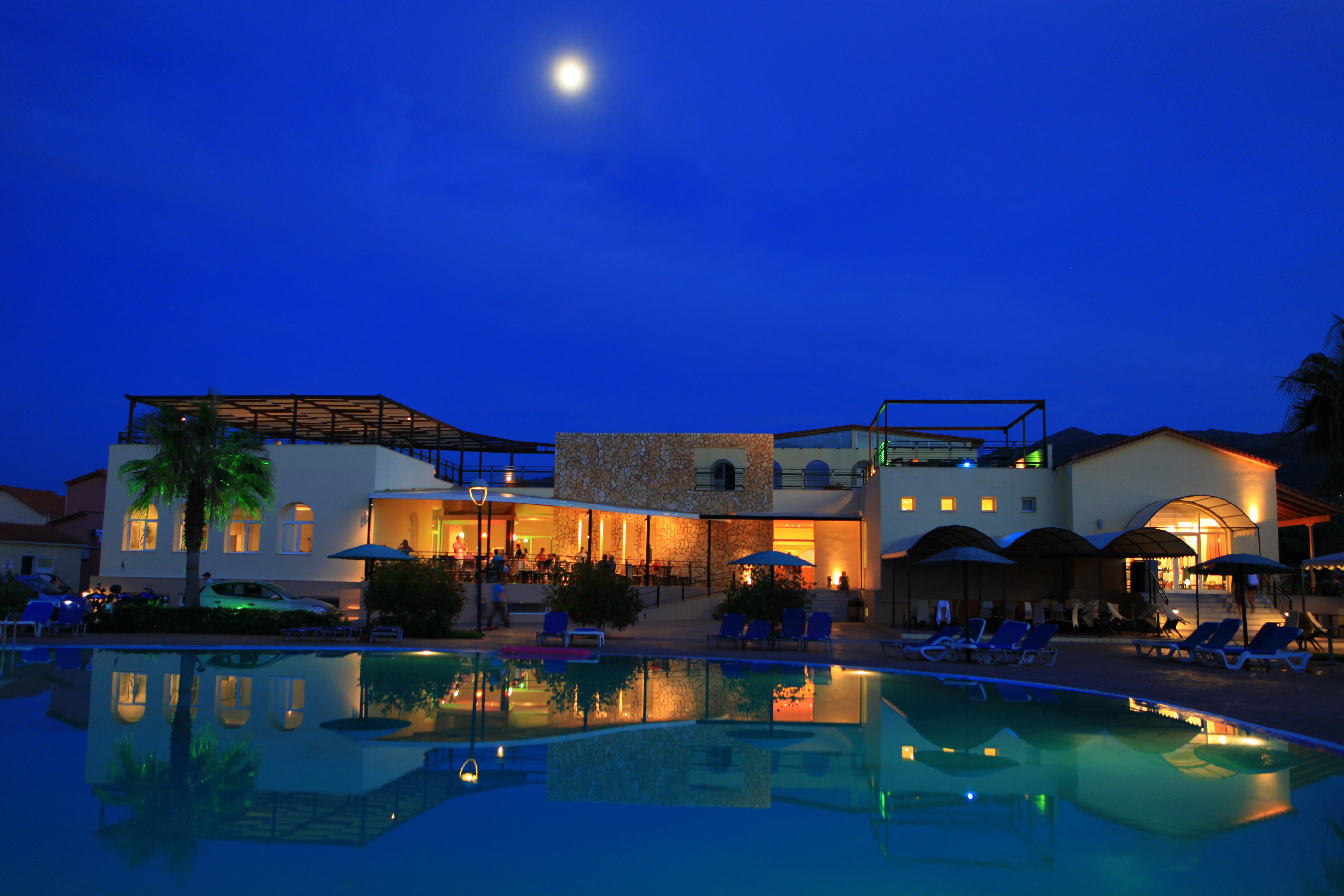 Almyros Beach Almiros Beach Bagian luar foto The resort at night