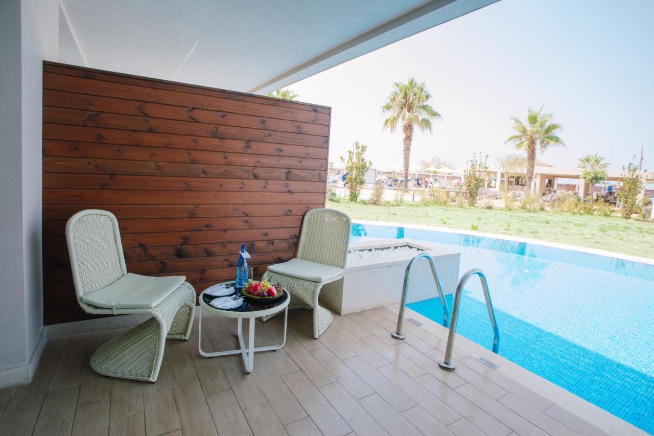 Almyros Beach Almiros Beach Bagian luar foto A swim-up room at the hotel